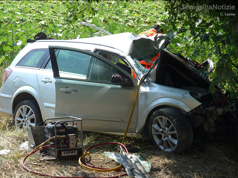 L'auto ridotta a un ammasso di lamiere