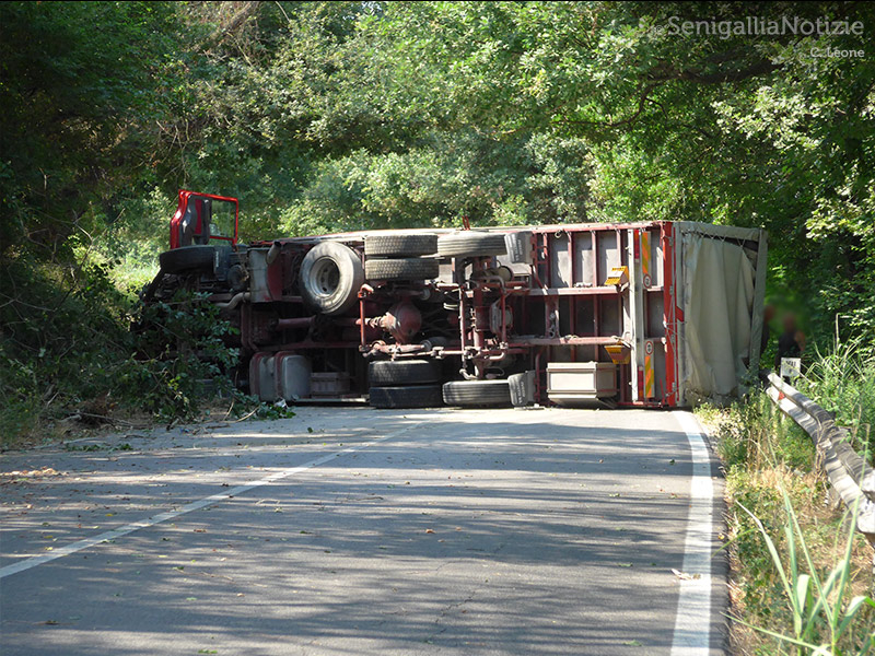 Il tir ribaltatosi dopo oltre 50 metri