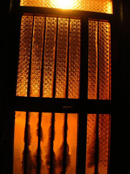 Neve da una casa di Ripe in notturna