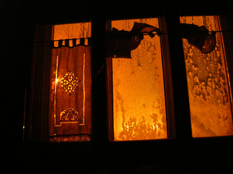 Neve da una casa di Ripe in notturna