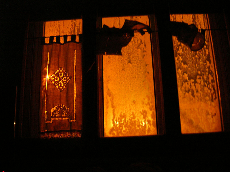 Neve da una casa di Ripe in notturna