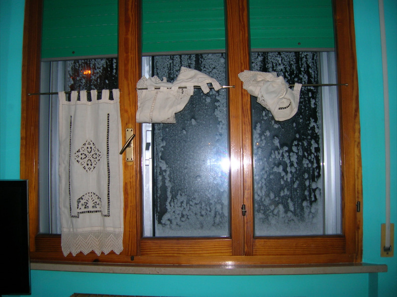 Neve da una casa di Ripe in notturna