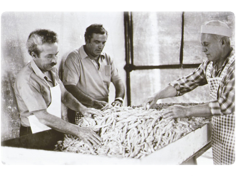 La preparazione del pesce fritto (anni '70)