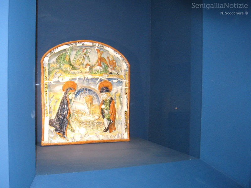 Maioliche esposte a Senigallia per la mostra Lacrime di Smalto