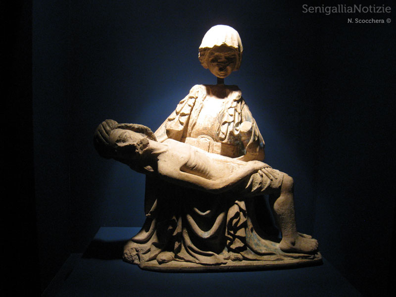 Una Pietà esposta a Senigallia per la mostra Lacrime di Smalto