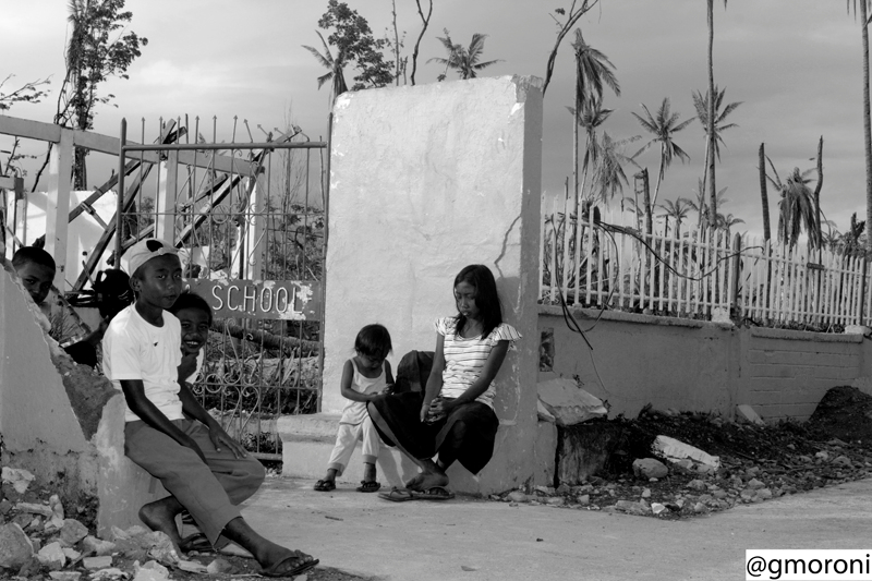 Filippine, novembre 2013: bambini fuori dalla scuola