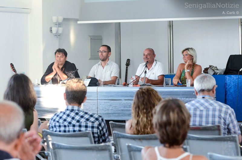 I relatori di fronte al pubblico della Rotonda a Mare di Senigallia