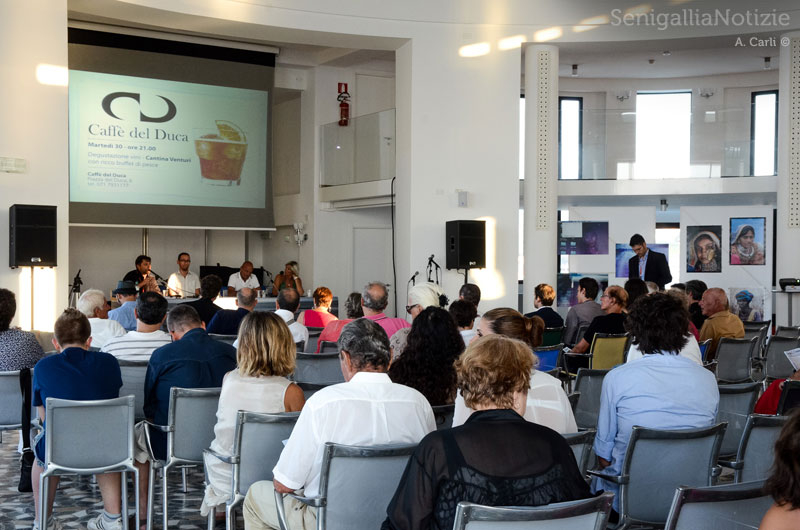 Pubblico alla Rotonda per il dibattito sull'informazione