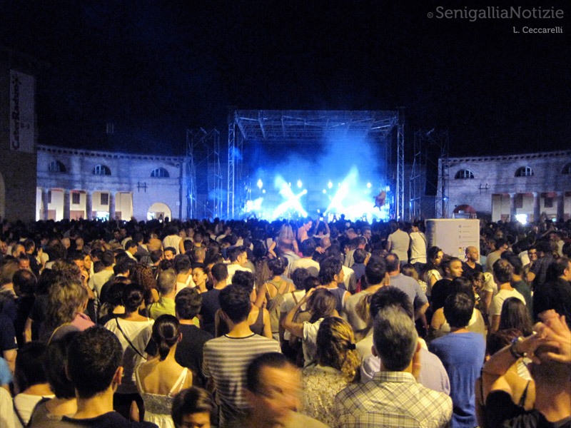 04/07/2012 - La folla durante il concerto dei Subsonica
