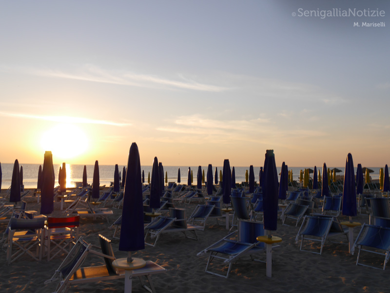 23/07/2014 - Ombrelloni chiusi alle prime luci dell'alba