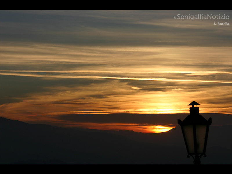 29/07/2015 - Il sole dietro le montagne