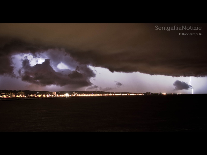 03/05/2103 - Temporale lungo la costa senigalliese