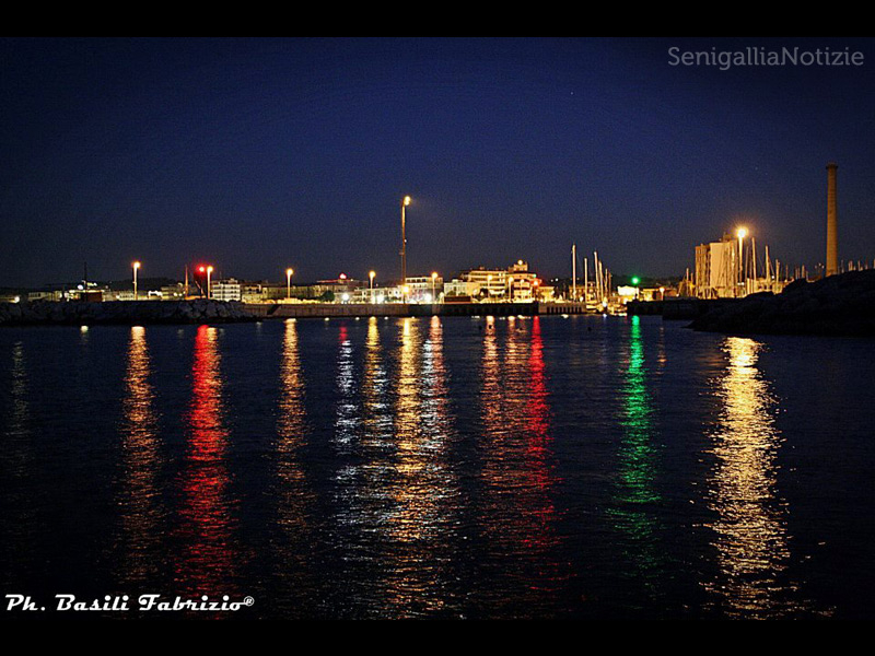 13/05/2014 - Le luci del porto si riflettono sulle acque del mare