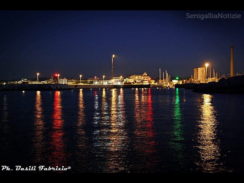 13/05/2014 - Le luci del porto si riflettono sulle acque del mare