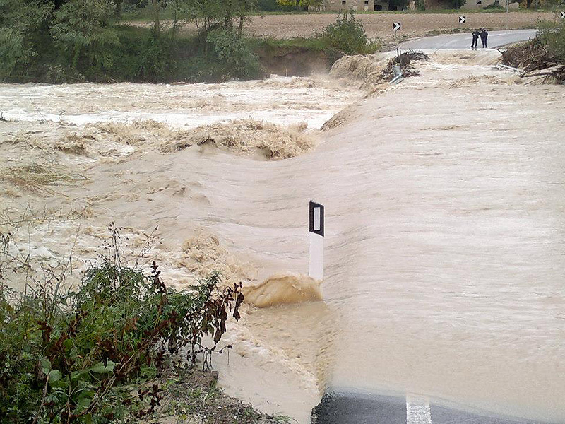 Il fiume Cesano ha rotto gli argini a Corinaldo