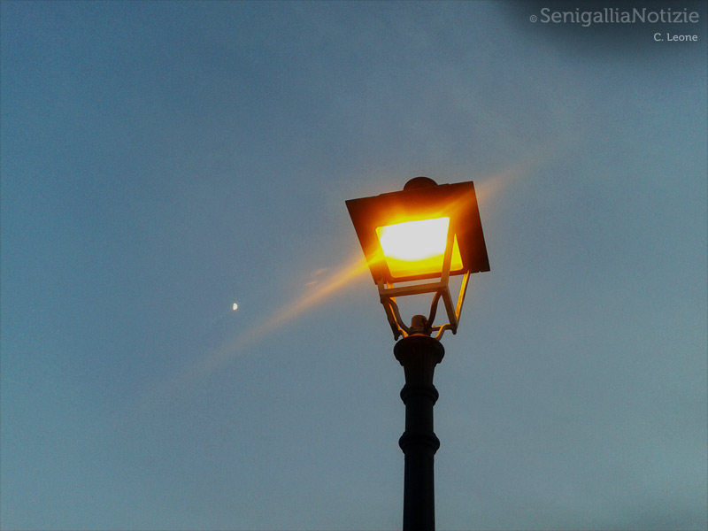 16/03/2012 - Lampione acceso