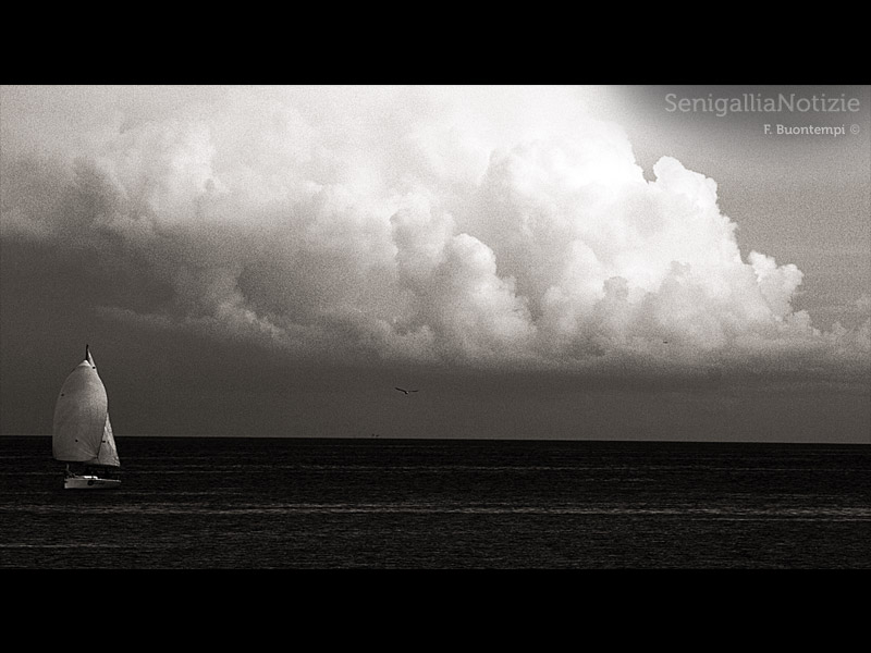 26/03/2012 - Barca in mezzo al mare