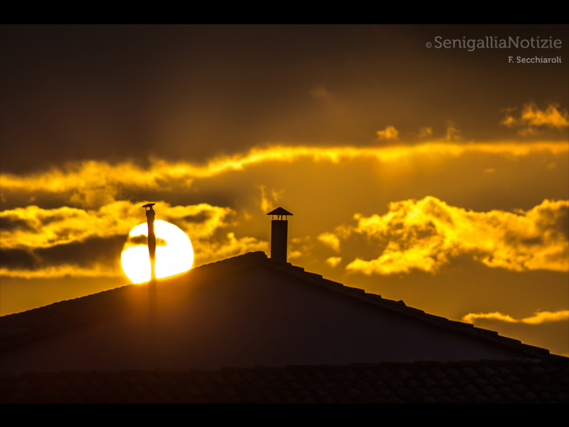 01/03/2015 - Il sole spunta dal tetto di una casa