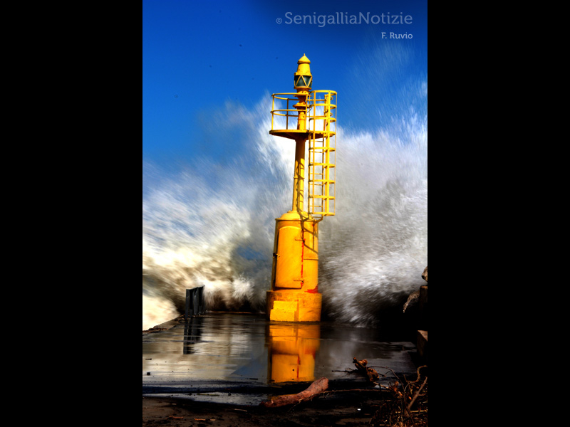 10/03/2015 - Mare mosso al molo