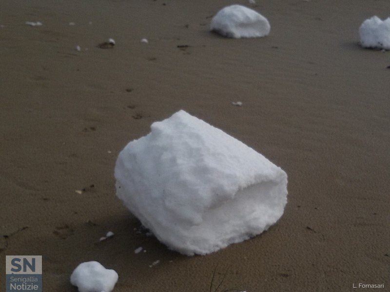 23/03/2018 - Rotoli di neve sulla spiaggia