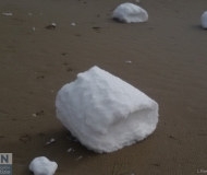 23/03/2018 - Rotoli di neve sulla spiaggia