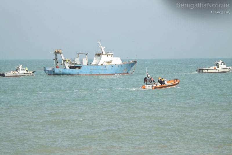Sgombero delle motonavi dal porto di Senigallia