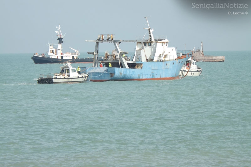 Sgombero delle motonavi dal porto di Senigallia
