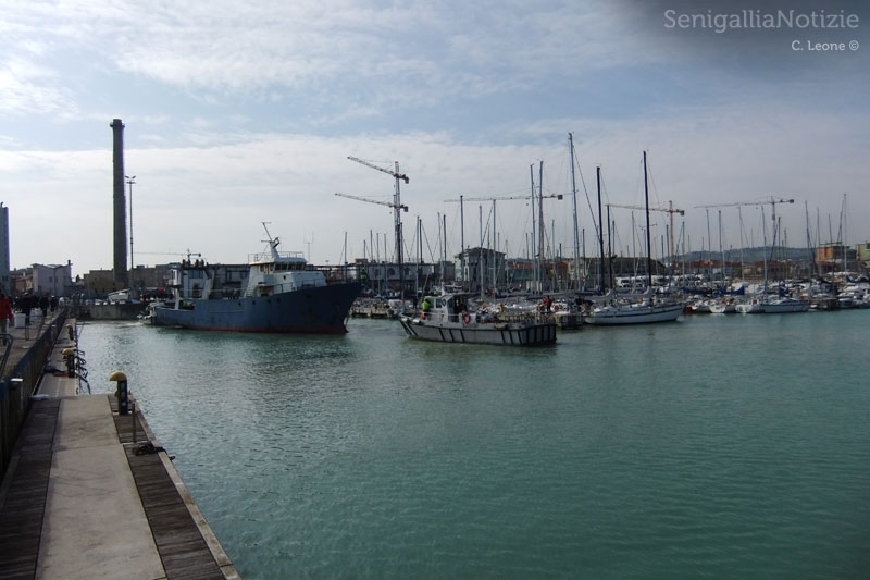 Traino delle prime tre navi dell'ex cantiere Navalmeccanico via da Senigallia