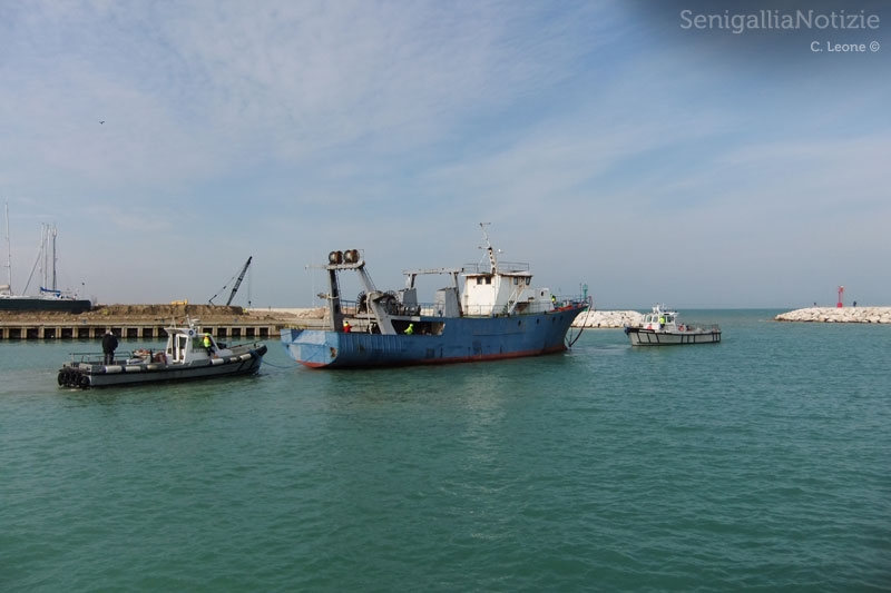 Traino delle prime tre navi dell'ex cantiere Navalmeccanico via da Senigallia