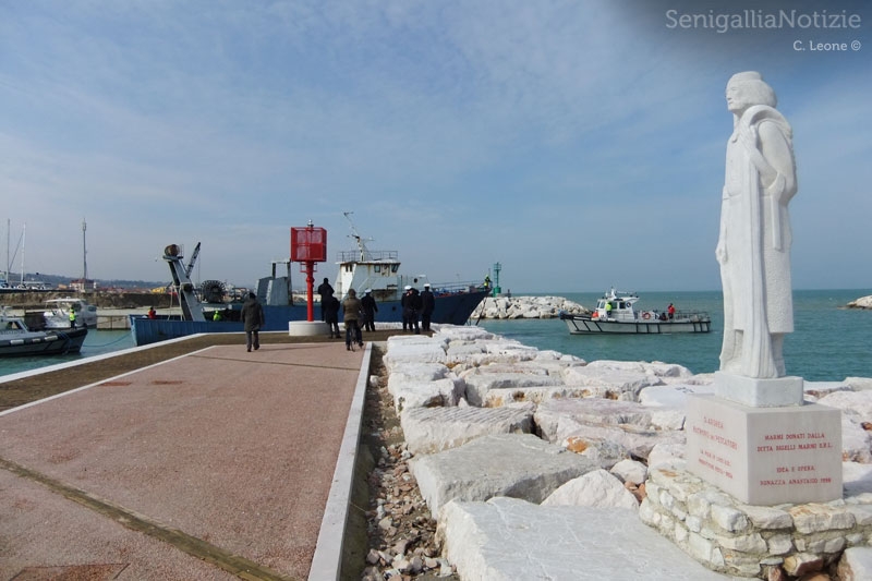 Traino delle prime tre navi dell'ex cantiere Navalmeccanico via da Senigallia