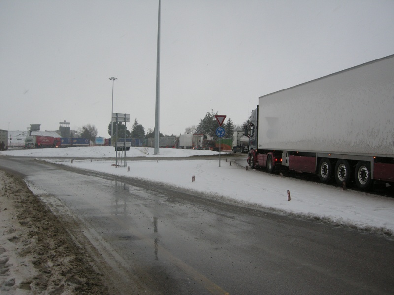 TIR incolonnati verso il casello A-14