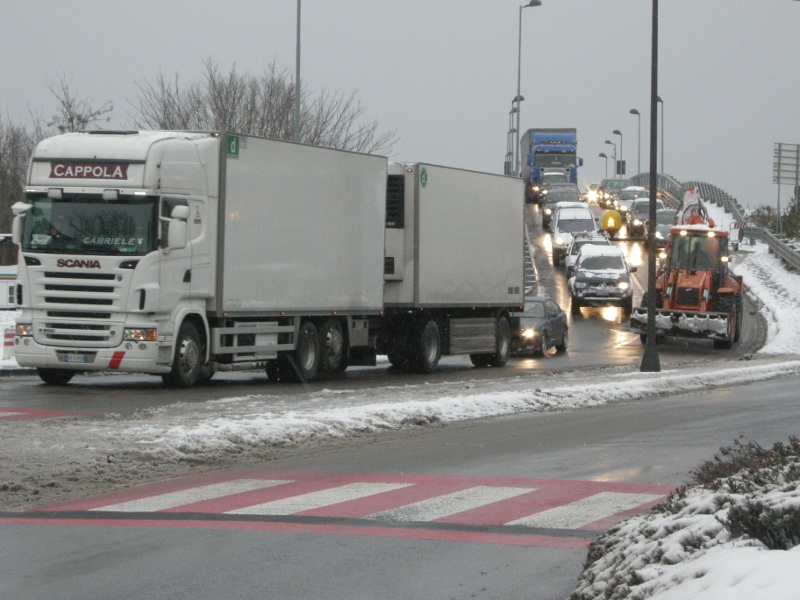 La fila di TIR su ponte Zavatti