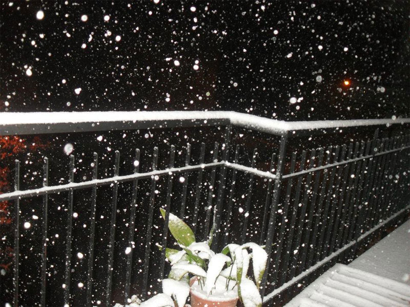 Un balcone di Ripe durante la nevicata