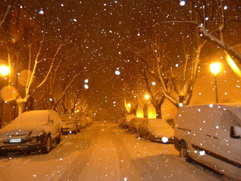 Una strada di Corinaldo la sera del 2 febbraio