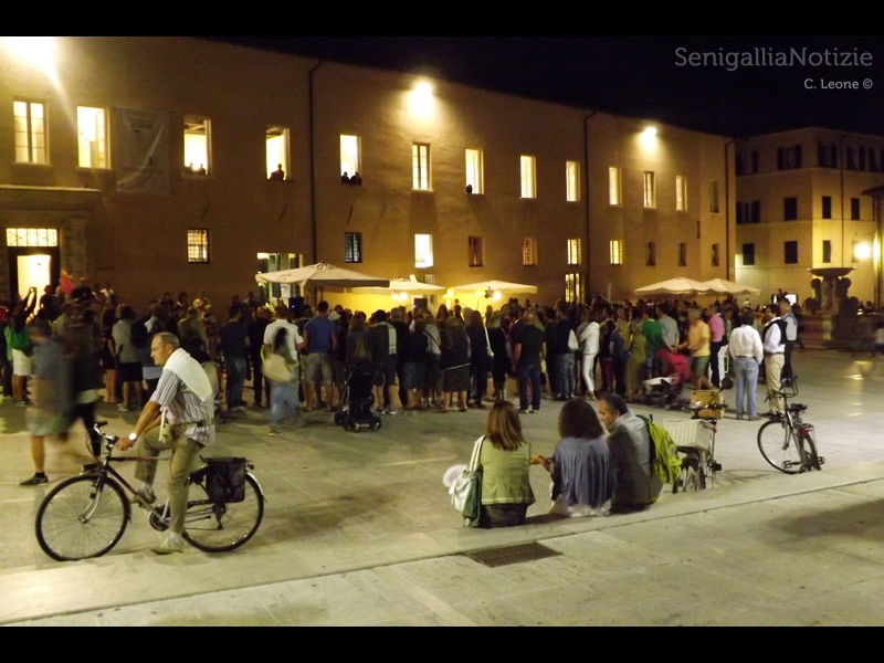 Gente che assiste ai balli di pizzica tarantina in piazza del Duca