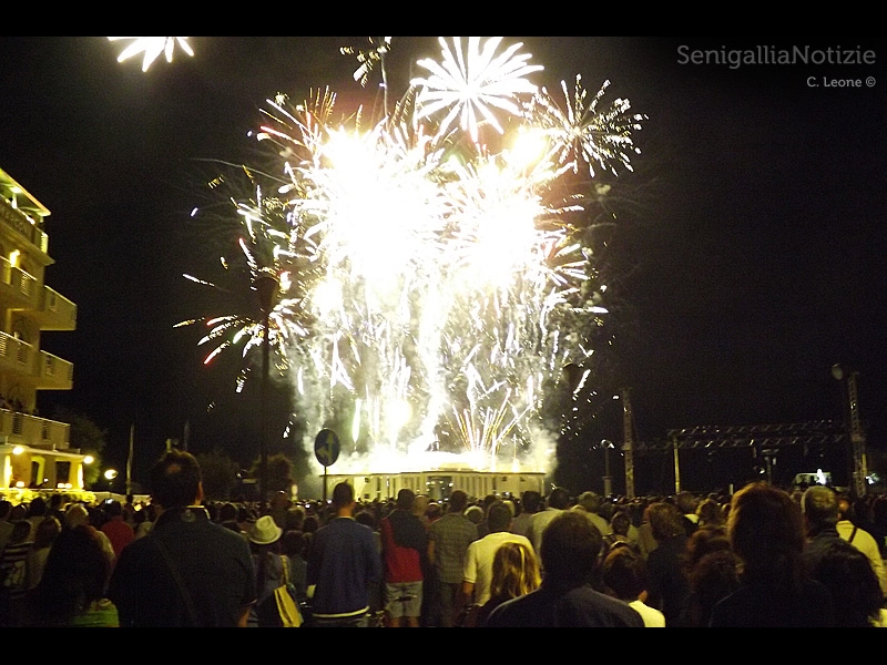 Gran finale di fuochi d'artificio per la Notte della Rotonda 2013
