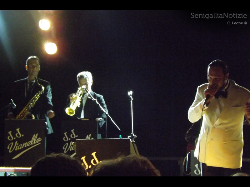 I musicisti della band JJ Vianello al piazzale della Libertà