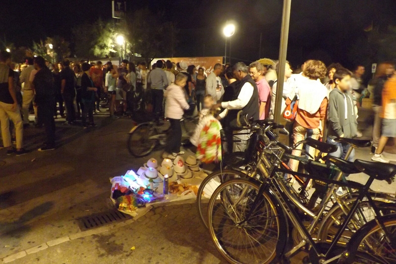 Folla e venditori su lungomare Alighieri di Senigallia