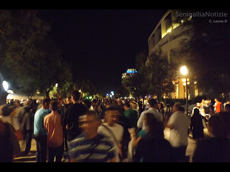 La folla che ha animato il lungomare di Senigallia