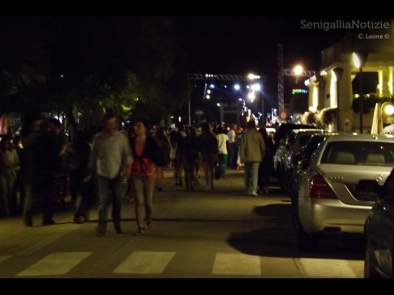 La folla che ha animato il lungomare di Senigallia