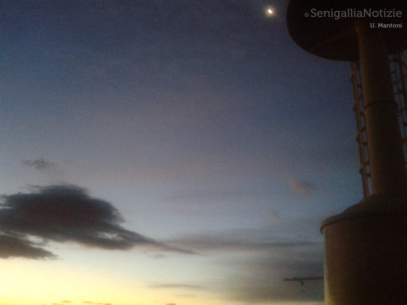 21/11/2014 - Luna e sole si incontrano all'ombra del faro