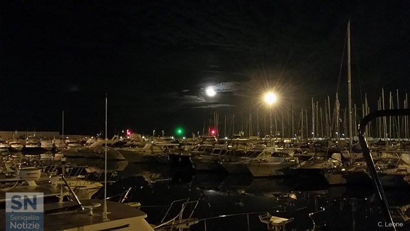 27/11/2016 - La luna e le luci