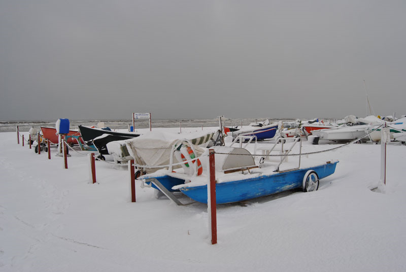 Natanti sulla spiaggia imbiancata