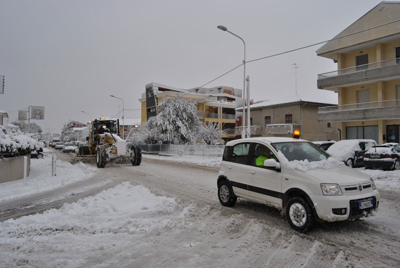 Mezzi al lavoro per liberare le strade