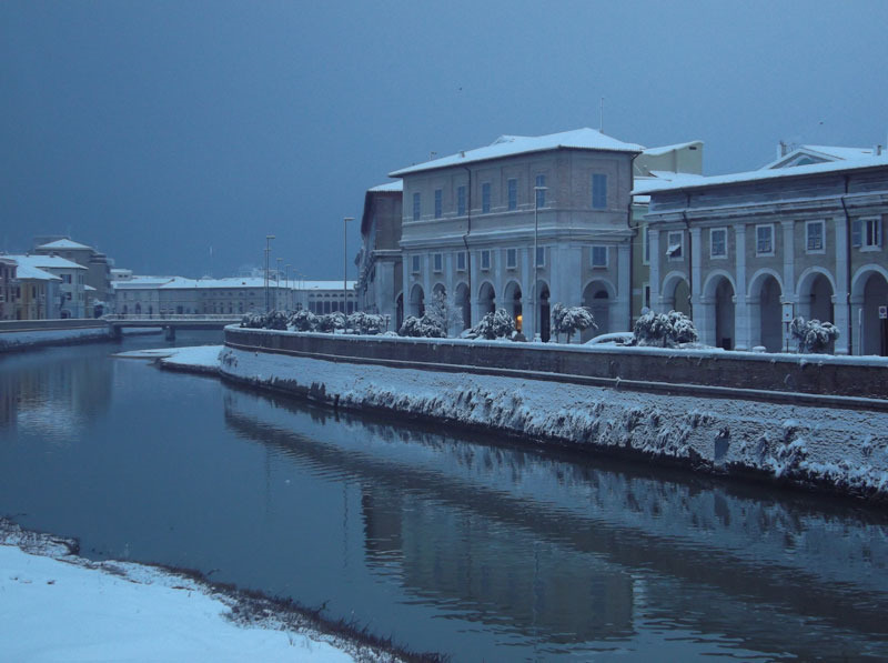 Fiume Misa e portici Ercolani imbiancati