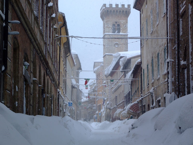Neve altissima nelle vie di Arcevia