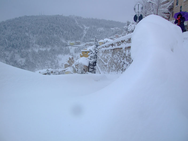 Strade di Arcevia sepolte dalla neve