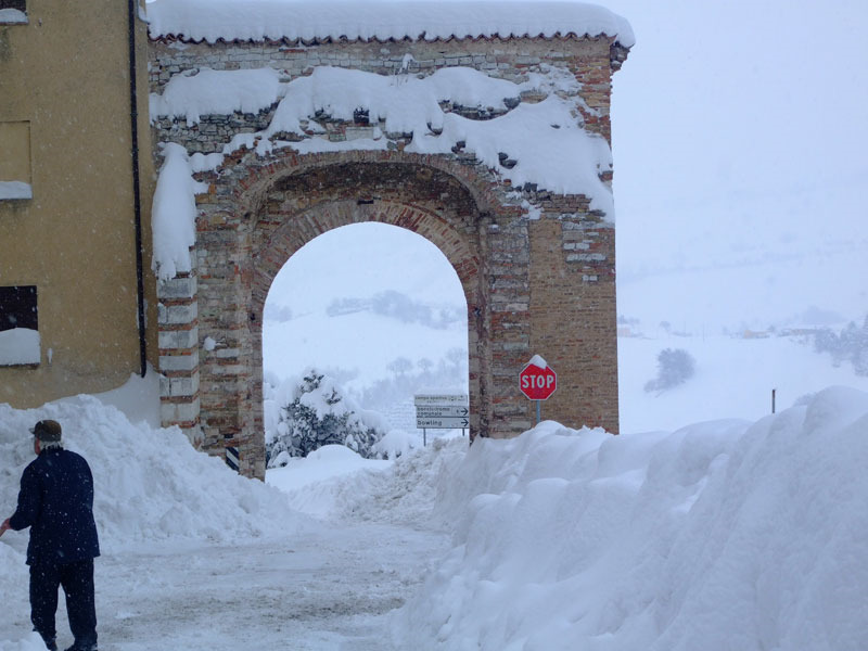Strade di Arcevia sepolte dalla neve