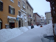 Neve altissima nelle vie di Arcevia
