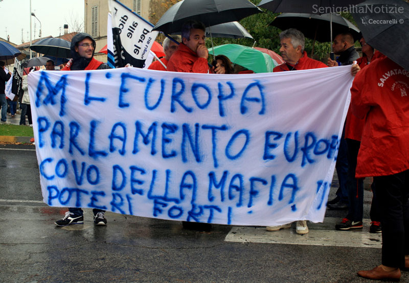 Il corteo anti-Bolkestein sfila a Senigallia